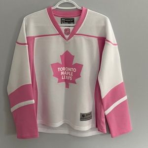 Toronto Maple Leafs jersey.